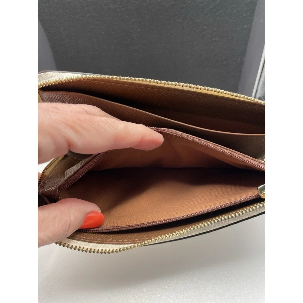Coach Authentic Model K1981 Serial F75908 Pebble Ivory Wristlet Wallet One Owner